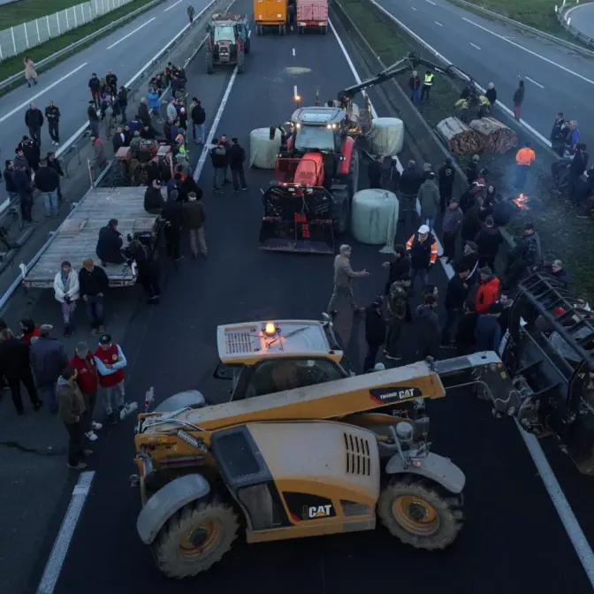 Des agriculteurs bloquent une autoroute au sud de Toulouse.