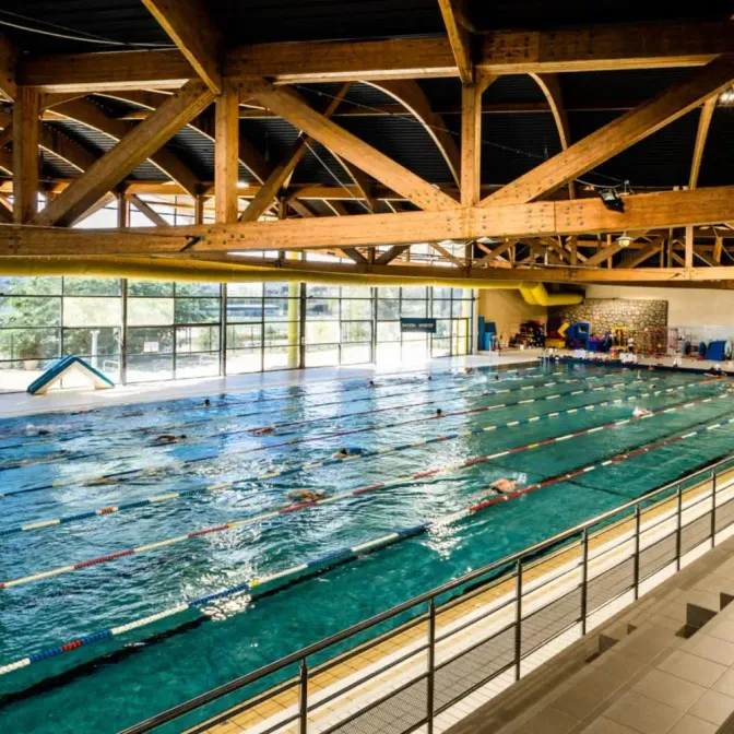 La Ciotat : une voiture percute la baie vitrée de la piscine municipale et termine sa course dans le grand bassin