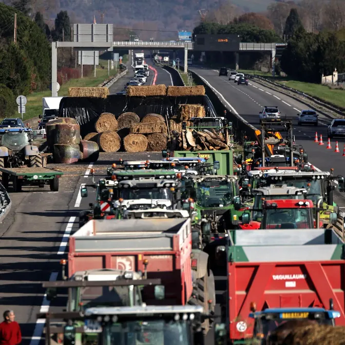 Les agriculteurs ont investi à nouveau l'A64, elle qui avait déjà été bloquée en janvier 2024 lors de la crise agricole.
