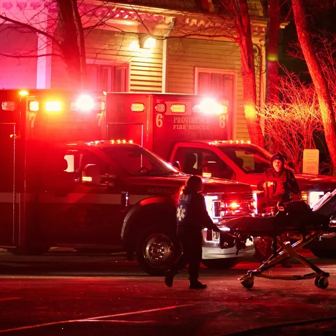 Plusieurs ambulances près du campus de l'université Brown, où deux étudiants ont été tués par balles.