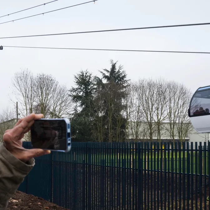 Dans le Val-de-Marne, les premiers usagers du téléphérique C1 sont conquis.