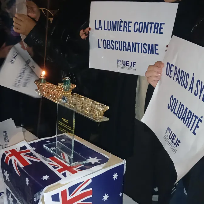 Un rassemblement en hommage aux victimes de l'attentat de Sidney a été organisé devant l'ambassade australienne à Paris.
