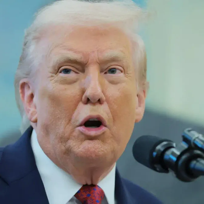 Donald Trump porte plainte contre la BBC et réclame 10 milliards de dollars.