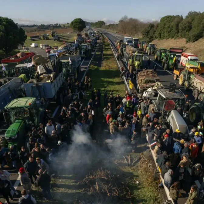 Colère agricole : l'autoroute A61 bloquée dans les deux sens