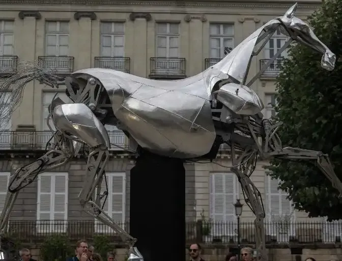 Zeus, le cheval métallique des Jeux olympiques, est désormais exposé à Paris