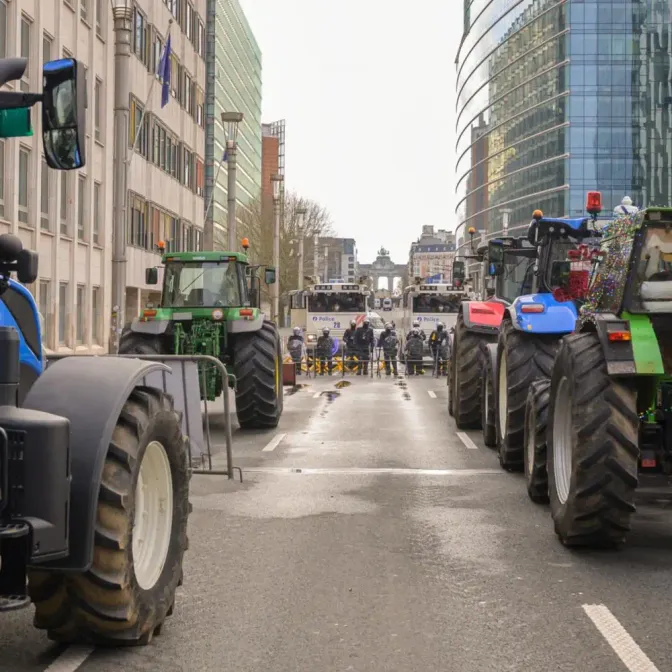 Les agriculteurs font entendre leur colère devant le Parlement européen