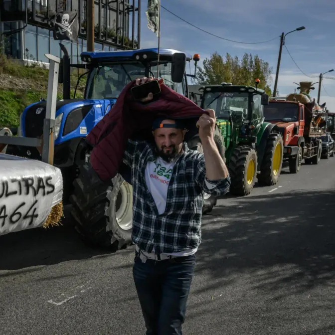 Les agriculteurs maintiennent les blocages