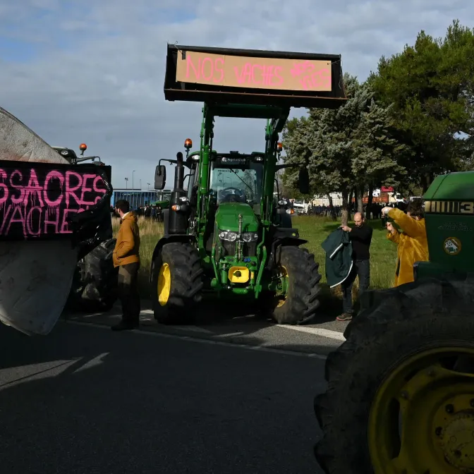 Dans les Pyrénées, les agriculteurs poursuivent les blocages.