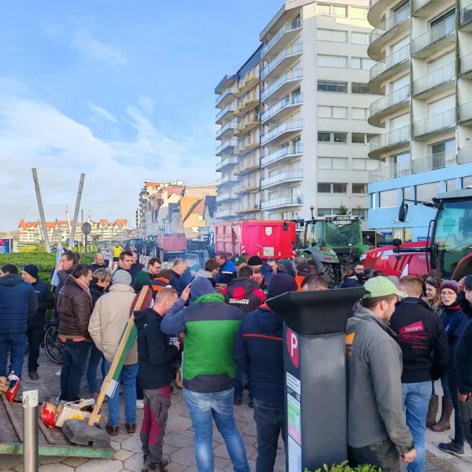 Colère agricole : des agriculteurs manifestent devant la villa du couple Macron au Touquet