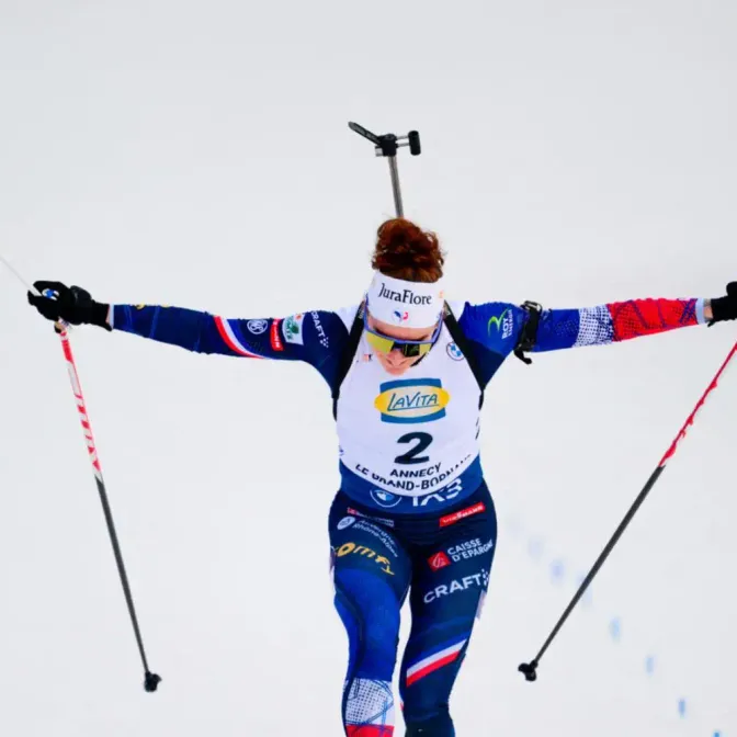 En empochant les 90 points de la victoire, Lou Jeanmonnot s'empare du dossard jaune de leader de la Coupe du monde de biathlon