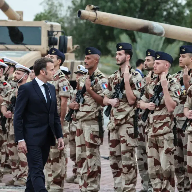 Emmanuel Macron a partagé un dîner de Noël avec les troupes françaises déployées aux Émirats arabes unis.