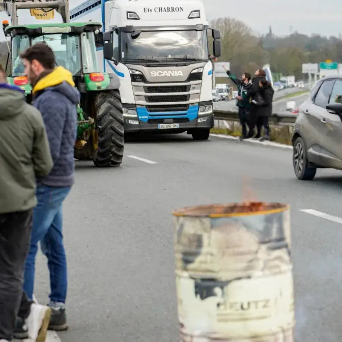 Des agriculteurs maintiennent des barrages routiers dans le Sud-Ouest malgré les fêtes de Noël