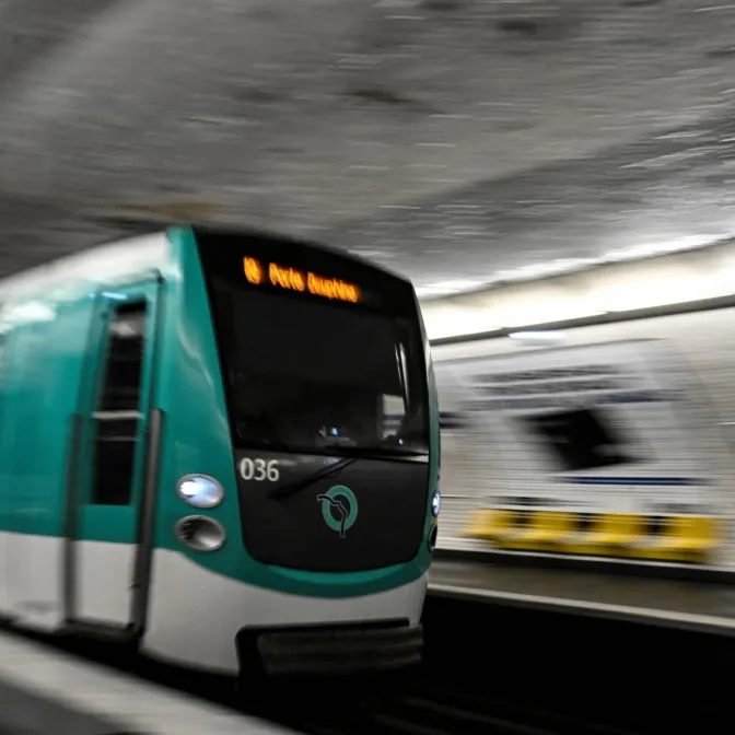 «C'est cela l'effondrement d'un grand pays» : colère et indignation des politiques après les attaques au couteau dans le métro parisien