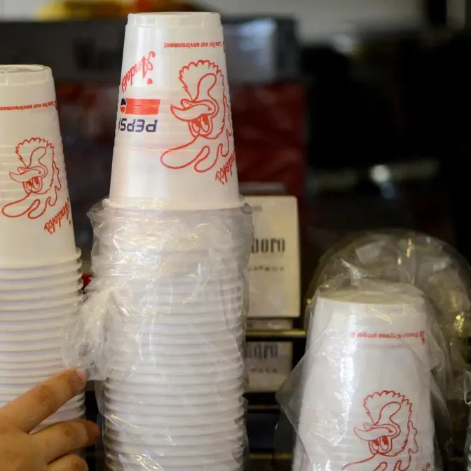 «On a besoin d'un peu plus de temps»  : l’interdiction de gobelets contenant du plastique repoussée à 2030