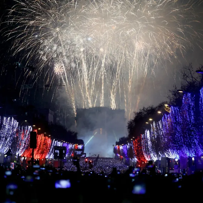 Le feu d'artifice sur l'Arc de Triomphe, à Paris, à l'occasion du passage en 2026.