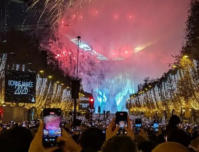 Des centaines de milliers de personnes étaient réunies sur les Champs-Elysées pour fêter le passage en 2026.