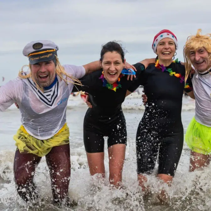 «Une fois qu’on est dedans, ça va» : à Dunkerque, le bain des givrés pour bien commencer 2026 dans une eau à 6 degrés