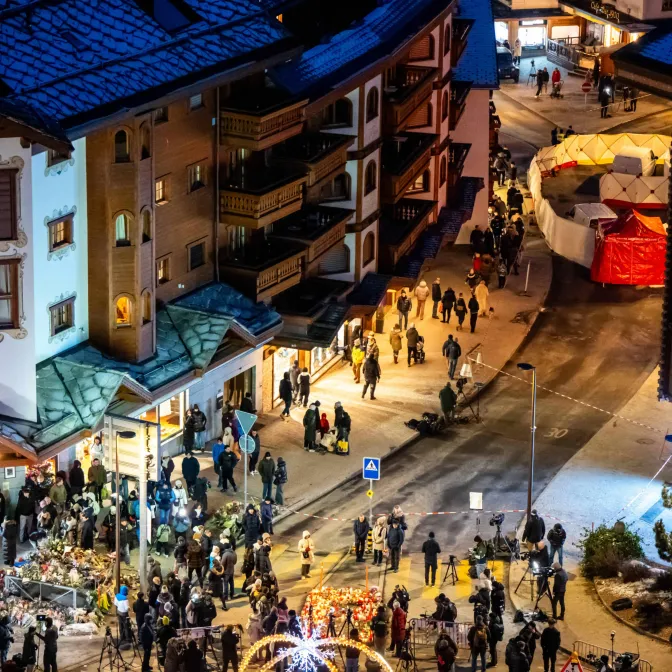 Deux jours après le drame à Crans-Montana, de nombreuses personnes se sont rassemblées devant des mémoriaux improvisés près du lieu d'un incendie.