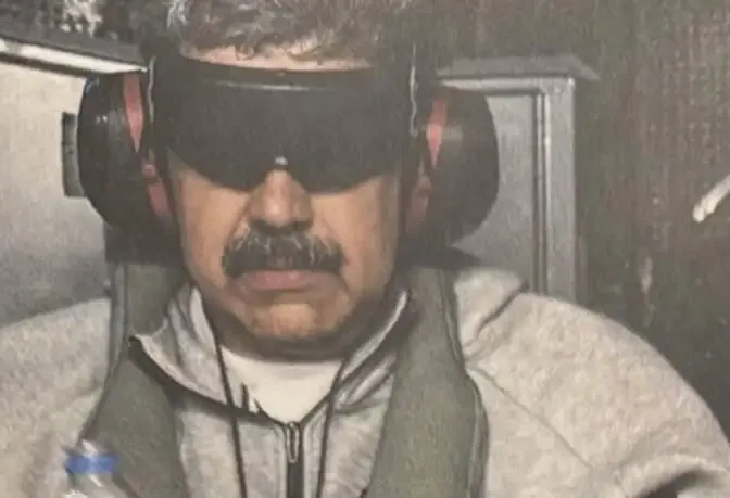 Capture de Nicolás Maduro : Donald Trump publie une photo du président vénézuélien menotté, un masque sur les yeux