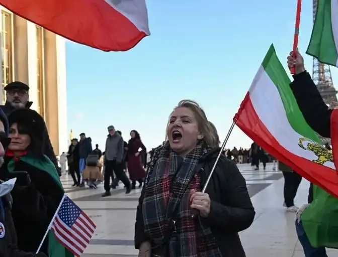 EXTRAIT - Iran : les Français se rassemblent place du Trocadero en soutien à la population iranienne