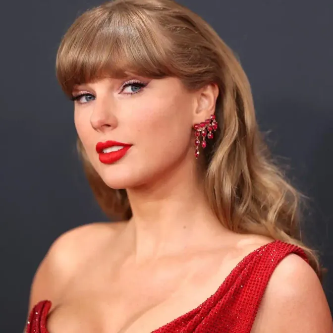 Une visibilité soudaine et inattendue, portée par la notoriété internationale de Taylor Swift.
