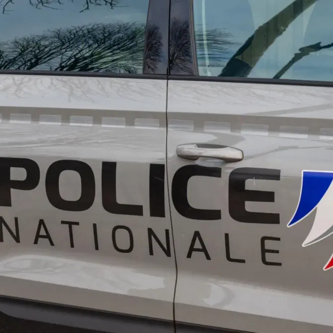 Paris : vexé après une bataille de boules de neige, il porte des coups de couteau à un adolescent avant d'être interpellé