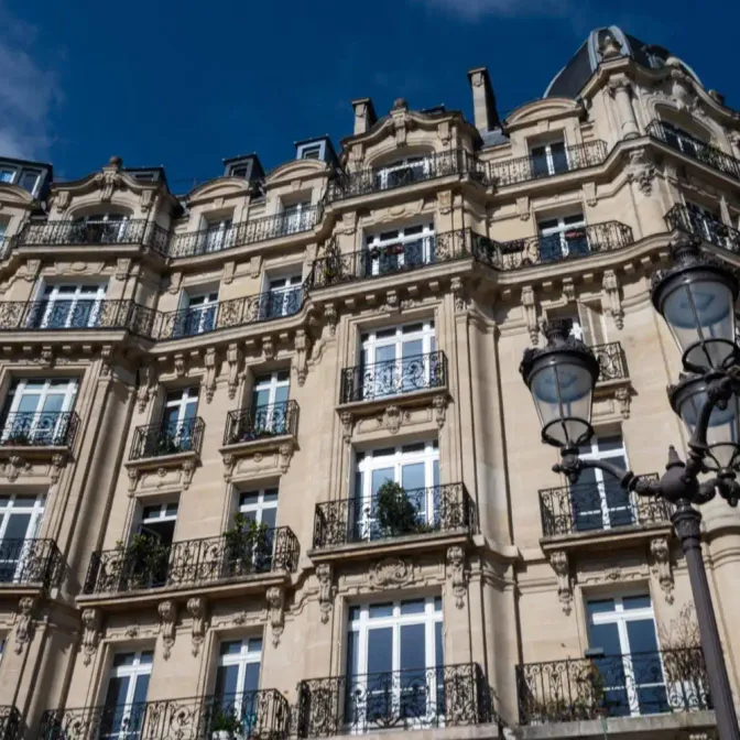 Certains candidats LFI menacent d'aller eux-mêmes ouvrir les portes d'immeubles privés vides pour y loger des personnes sans toit.