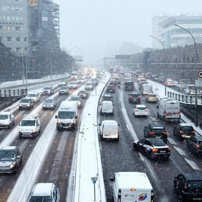 Plus de 1.000 kilomètres de bouchons en Ile-de-France ce lundi en raison de la neige.