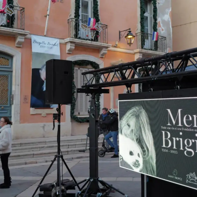 Après la cérémonie, l'actrice reposera dans le petit cimetière marin de Saint-Tropez.