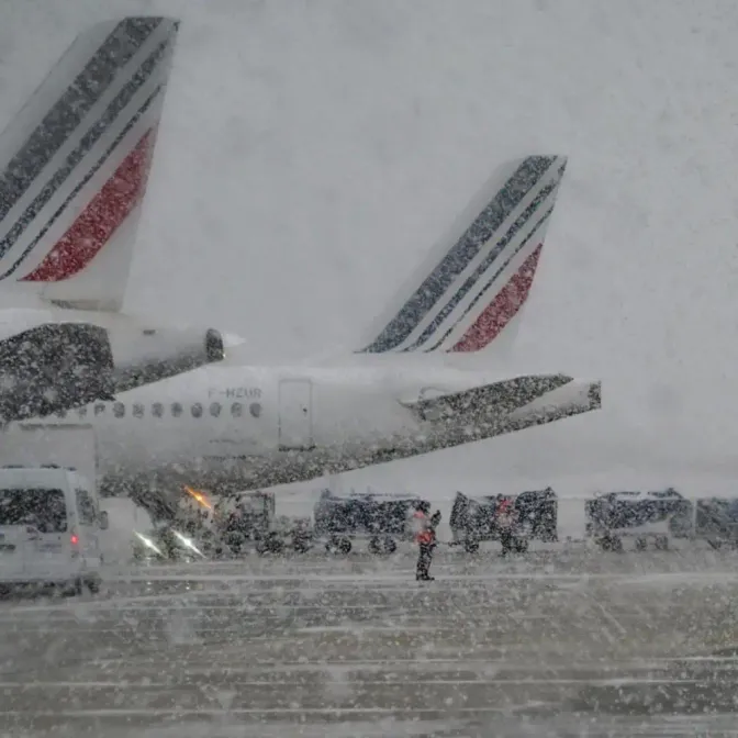 EN DIRECT - Neige-verglas : environ 140 vols annulés dans les aéroports parisiens