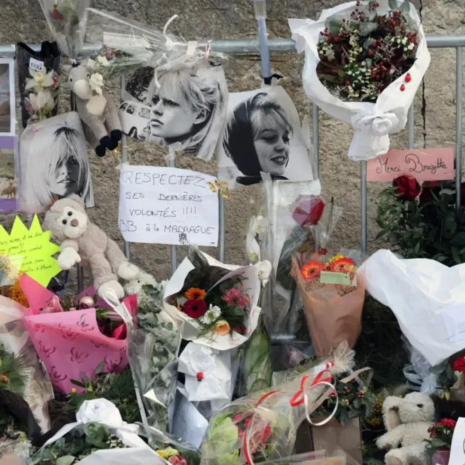 EN DIRECT - Les obsèques de Brigitte Bardot