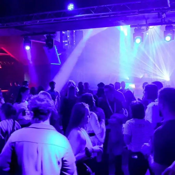 Incendie de Crans-Montana : sécurité des bars, des discothèques… quelles sont les normes en vigueur en France ?