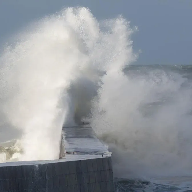 Des vagues vont déferler sur le littoral de la Manche (Illustration)