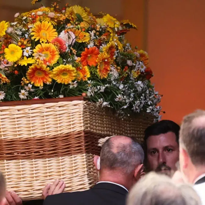 EN DIRECT - Obsèques de Brigitte Bardot : le convoi funéraire se dirige vers le cimetière marin