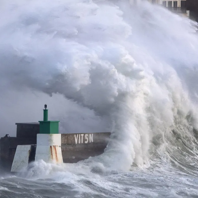 Les vagues impressionnantes provoquées par la tempête Goretti, au Conquet.