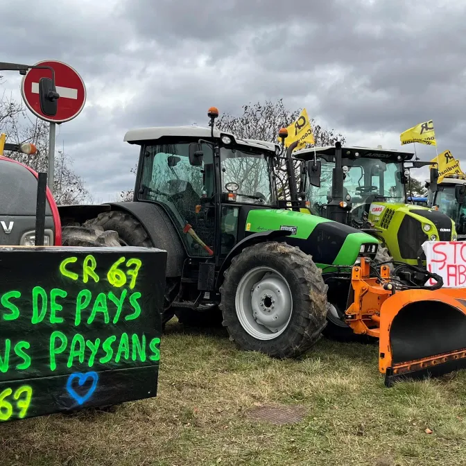 Une cinquantaine d'agriculteurs étaient réunis à Strasbourg pour bloquer le pont de l'Europe.