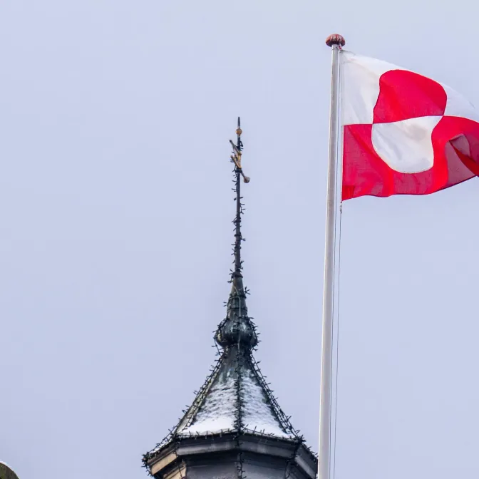 Le drapeau groenlandais (Erfalasorput) flotte sur le toit du château de Tivoli à Copenhague, le 8 janvier 2026.