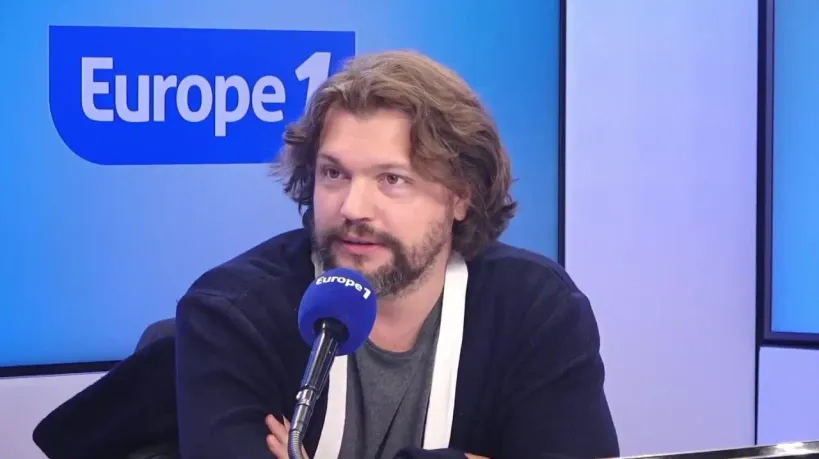 «C'est quelqu'un qui est arrivé au pouvoir et qui travaille en commando avec des petites équipes. Il y a vraiment une volonté d'être en fait un maître espion» confie Pierre Gastineau à propos d'Emmanuel Macron