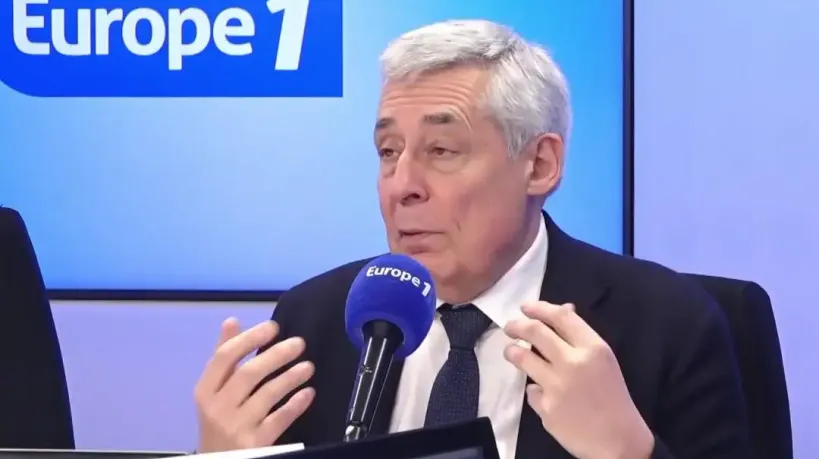 Nouveau porte-avions : «on en a qu'un et il n'est même pas capable d'en avoir un en permanence en mer» souligne H.Guaino