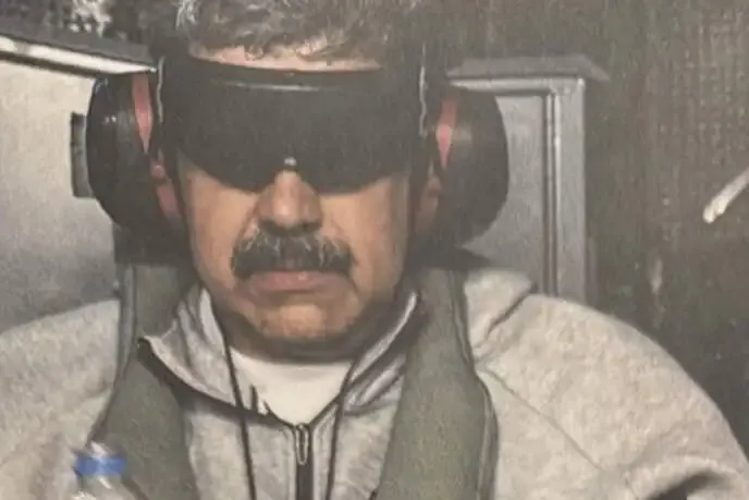Capture de Nicolás Maduro : Donald Trump publie une photo du président vénézuélien menotté, un masque sur les yeux
