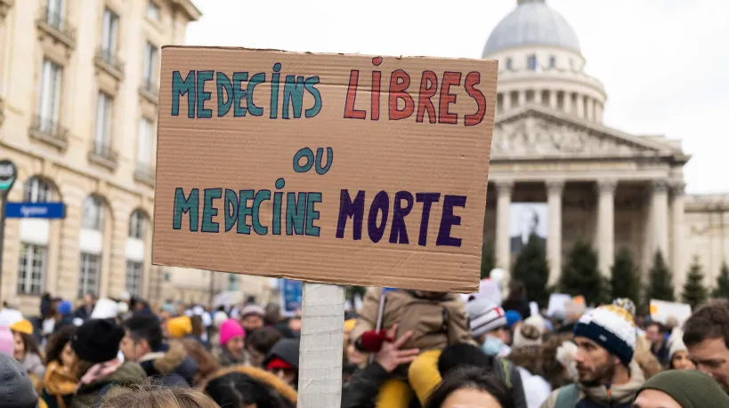 Médecins libéraux en colère : des milliers de blouses blanches dans la rue contre le budget de la Sécu