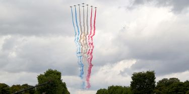 Les alphajets de la Patrouille de France survolent les Champs-Élysées