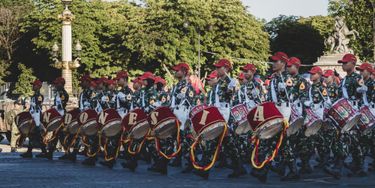 450 militaires indonésiens ont ouvert le défilé sur les Champs-Élysées