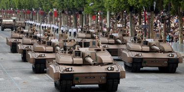 Les chars Leclerc XLR paradent sur l'avenue des Champs-Élysées
