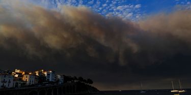 Le panache de fumée vu depuis la plage de Banyuls-sur-Mer