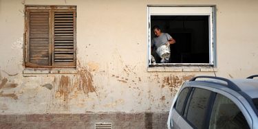 La rénovation d'une maison portant toujours les stigmates de l'inondation, le 3 octobre 2025