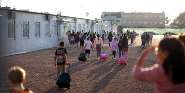 Des écoliers se rendant en classe dans des préfabriqués de Valence faute d'école