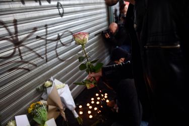 Au lendemain des attaques, des Parisiens ont rendu hommage aux 20 personnes tuées devant La Belle Équipe