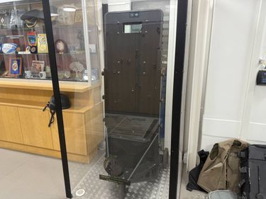 Le bouclier Ramsès, impacté à 27 reprises par les terroristes du Bataclan.