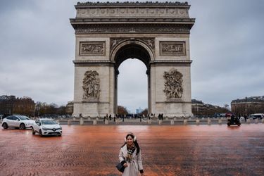 Paris : la place de l'Étoile aspergée de peinture par des militants de Greenpeace, une dizaine d'interpellations